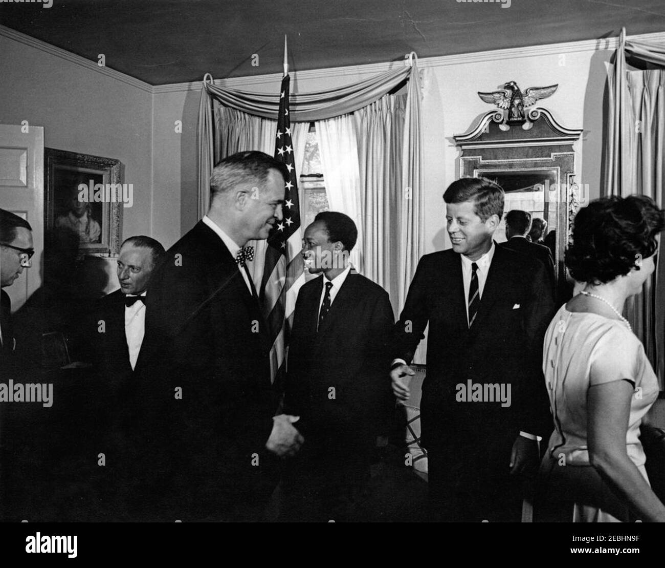 Réception en l'honneur du Président Kennedy, donnée par Julius Nyerere, Président de Tanganyika, 6 h 20. Le Président John F. Kennedy assiste à une réception donnée en son honneur par le Président de Tanganyika, Julius Nyerere, à la résidence du Chef du Protocole américain, Angier Biddle Duke. De gauche à droite: L'ambassadeur des États-Unis à Tanganyika, William Leonhart; non identifié; le secrétaire d'État adjoint aux affaires africaines, G. Mennen u0022Soapyu0022 Williams; le président Nyerere; le président Kennedy; non identifié. Washington, D.C. Banque D'Images Réception en l'honneur du Président Kennedy, donnée par Julius Nyerere, Président de Tanganyika, 6 h 20. Le Président John F. Kennedy assiste à une réception donnée en son honneur par le Président de Tanganyika, Julius Nyerere, à la résidence du Chef du Protocole américain, Angier Biddle Duke. De gauche à droite: L'ambassadeur des États-Unis à Tanganyika, William Leonhart; non identifié; le secrétaire d'État adjoint aux affaires africaines, G. Mennen u0022Soapyu0022 Williams; le président Nyerere; le président Kennedy; non identifié. Washington, D.C. Banque D'Images