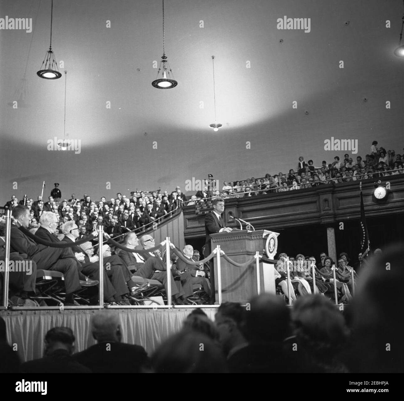 Visite de conservation des États de l'Ouest : Utah, Salt Lake City : adresse au Mormon Tabernacle, 8:18. Le président John F. Kennedy (au lectern) prononce une allocution au Tabernacle Mormon de Salt Lake City, Utah. Les personnes assises sur la plate-forme comprennent: Le secrétaire de l'intérieur, Stewart L. Udall; le président de l'Église de Jésus-Christ des Saints des derniers jours, David O. McKay; le sénateur Frank Moss de l'Utah; le comité national démocratique de l'Utah, Calvin W. Rawlings. Banque D'Images