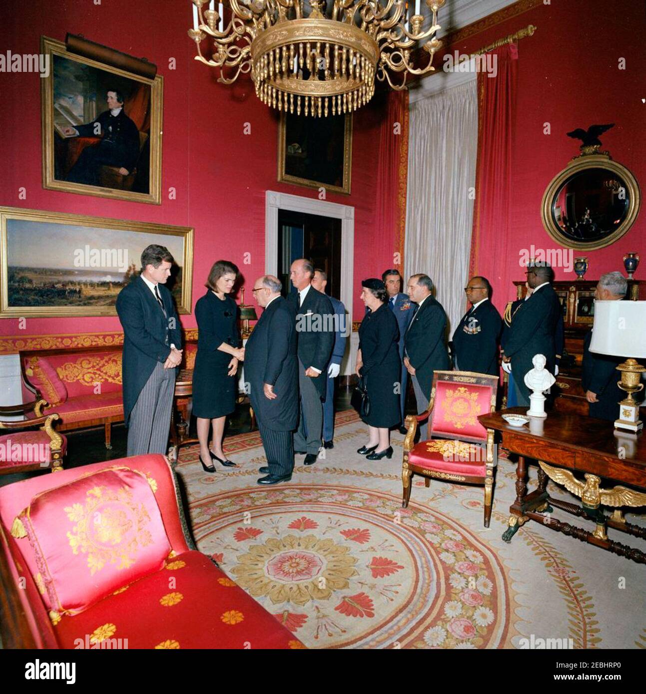 Funérailles d'État du Président Kennedy: La Maison Blanche, réception postfunèbre. Jacqueline Kennedy et le sénateur Edward M. Kennedy (Massachusetts) accueillent les invités lors d'une réception à la Maison Blanche, à la suite des funérailles d'État du président John F. Kennedy; Mme Kennedy milite la main avec le président de l'État d'Israël, Zalman Shazar. Également en photo : le ministre des Affaires étrangères d'Israël, Golda Meir; l'ambassadeur d'Israël, Avraham Harman; le vice-président du Libéria, William R. Tolbert, Jr.; le secrétaire d'État du Libéria, J. Rudolph Grimes; le ministre des Affaires étrangères de Jordanie, Antone Atallah; le chef des États-Unis Banque D'Images