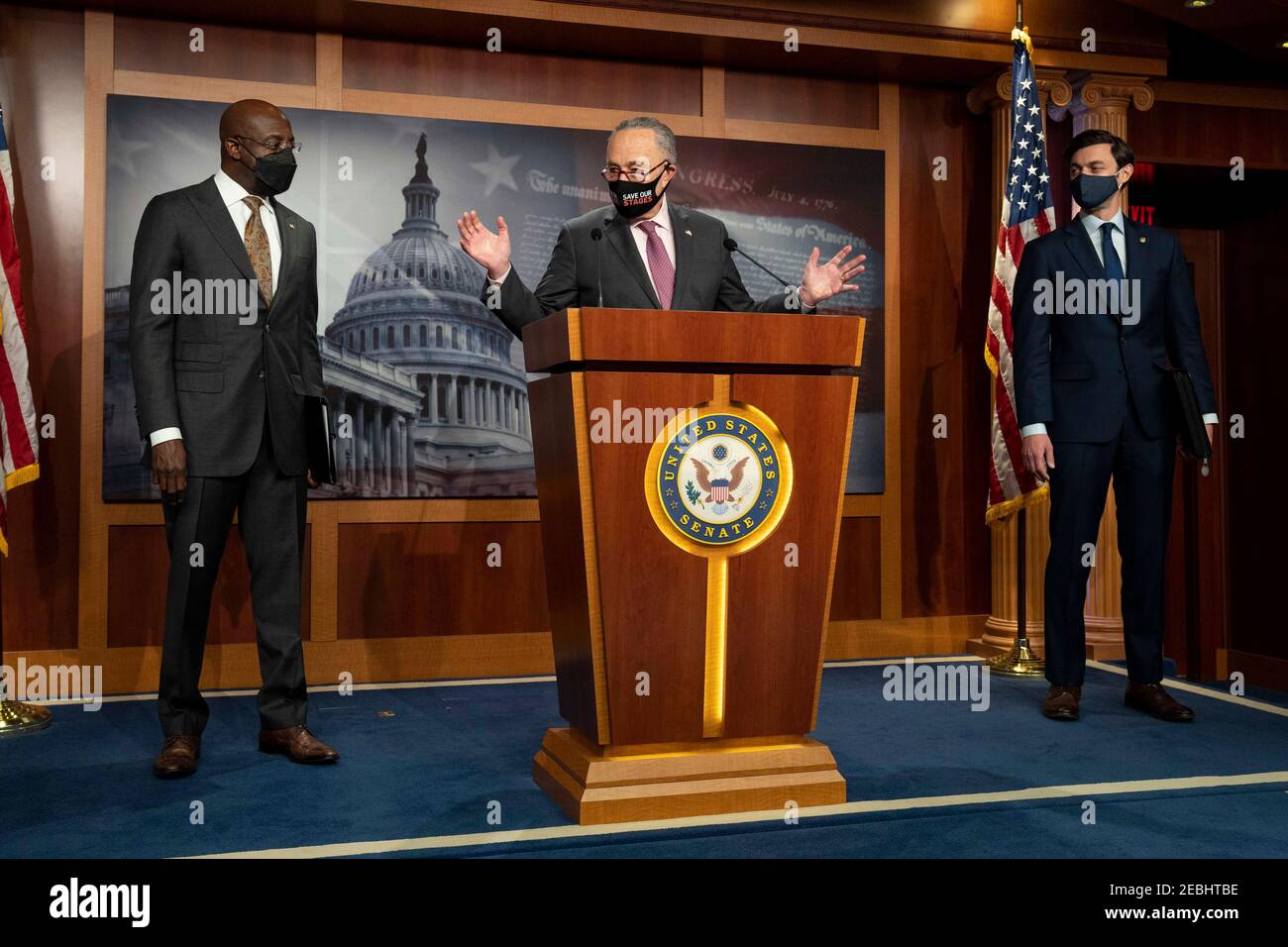 Le leader de la majorité au Sénat américain, Chuck Schumer, de New York, aux côtés du sénateur Jon Ossoff et du sénateur Reverend Raphael Warnock, de Géorgie, lors d'une conférence de presse pour présenter le programme de secours de la COVID des Démocrates au Capitole des États-Unis le 11 février 2021 à Washington, D.C. Banque D'Images
