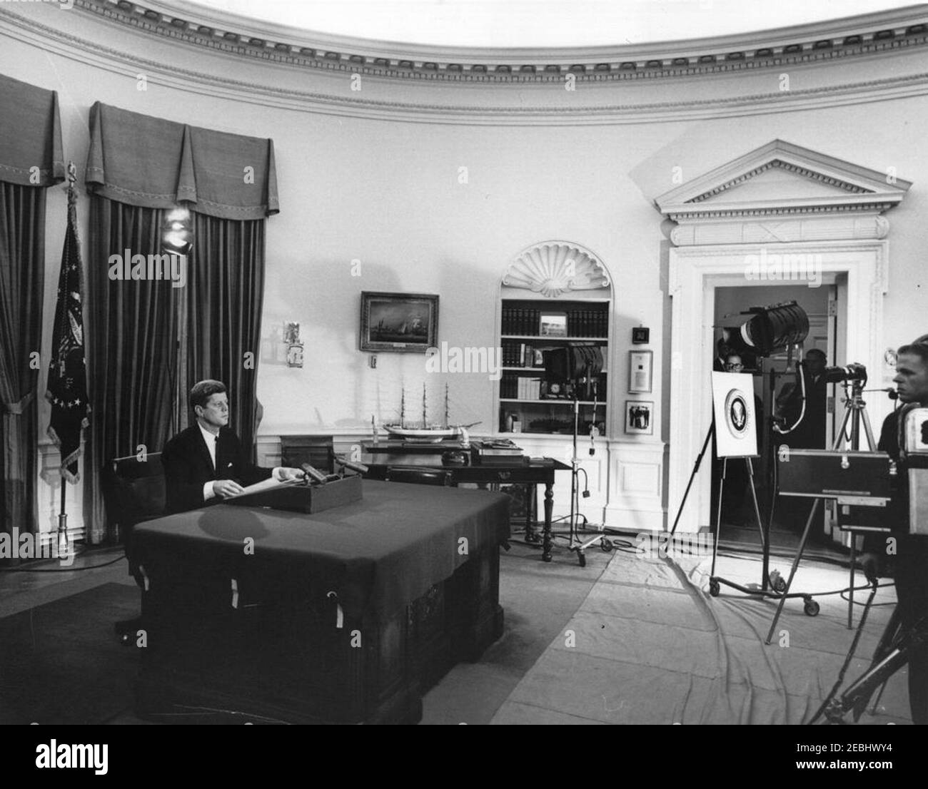 Radio u0026 adresse de télévision à la Nation sur la crise du Meredith à l'Université du Mississippi, 10:00. Le président John F. Kennedy (à son bureau) prononce un discours à la radio et à la télévision concernant la crise d'intégration de James Meredith à l'Université du Mississippi. Tous les autres sont non identifiés. Oval Office, Maison Blanche, Washington, D.C. Banque D'Images