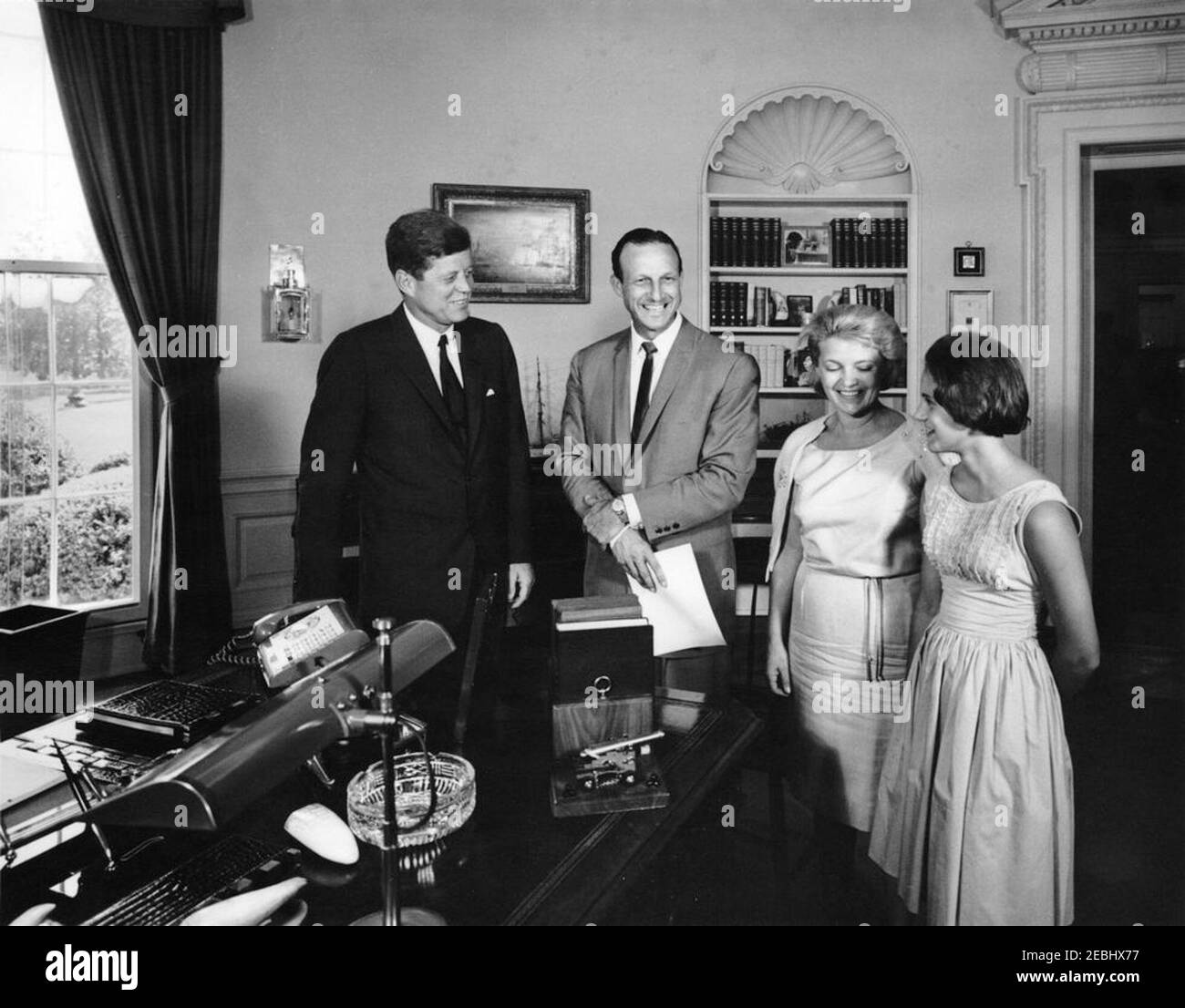 Visite de Stan Musial, joueur de la Ligue majeure de baseball (MLB) pour les Cardinals de Saint-Louis, et de la famille, 4:10. Le président John F. Kennedy visite Stan Musial, joueur de la Ligue majeure de baseball (MLB) pour les Cardinals de Saint-Louis, et sa famille. De gauche à droite : le président Kennedy; M. Musial; son épouse, Lillian Musial, et sa fille, Janet Musial. Oval Office, Maison Blanche, Washington, D.C. Banque D'Images
