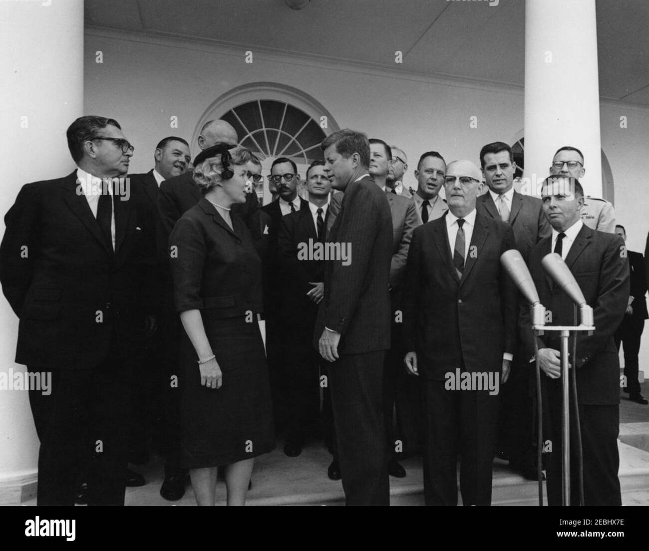 Réunion avec les membres du Séminaire principal sur la politique étrangère de l'Institut du service extérieur, 3 h 30. Le Président John F. Kennedy s'entretient avec les membres du Séminaire supérieur en politique étrangère de l'Institut du service extérieur (FSI) lors d'une réunion dans le jardin des roses. Les participants sont : le directeur de FSI, Carl W. Strom; le directeur désigné de FSI, George Morgan; le coordonnateur du séminaire principal, Andrew V. Corry; les participants principaux du séminaire, Davis E. Boster, William D. Brewer, Emerson M. Brown, Stephen P. Dorsey, John W. Fisher, J. Robert Fluker, William M. Gibson, le colonel John M. Hightower, le capitaine Banque D'Images