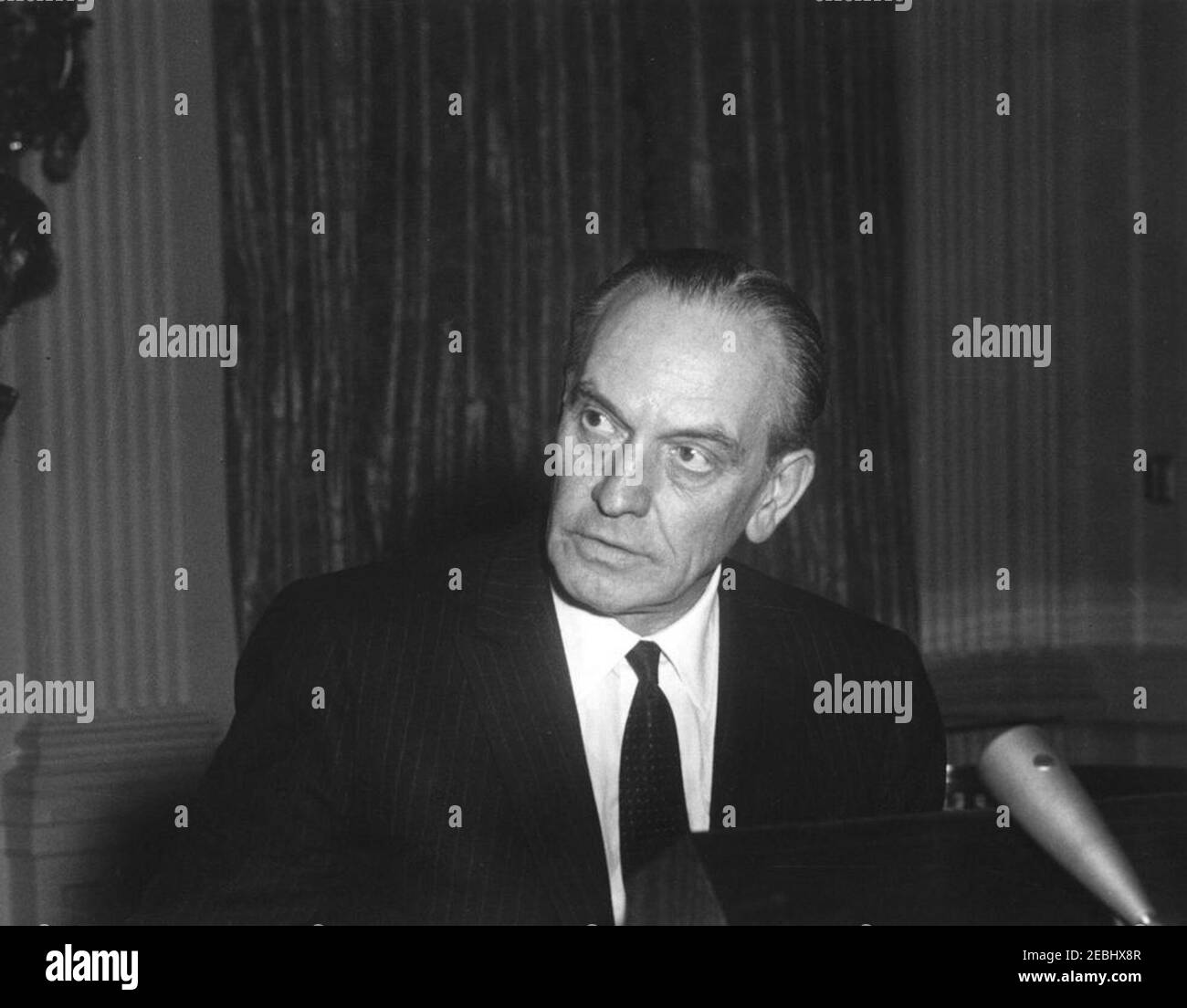 Dîner en l'honneur des lauréats du prix Nobel, 8:00. Acteur, Frédéric March, se dresse derrière un conférencier dans la salle est de la Maison Blanche, Washington, D.C., avant un dîner en l'honneur des lauréats du Prix Nobel de l'hémisphère occidental. Plus tard dans la soirée, M. March a fait une lecture d'extraits des œuvres des lauréats du prix Nobel américain. [Notes: Cette image est un recadrage de JFKWHP-AR7188-H.] Banque D'Images