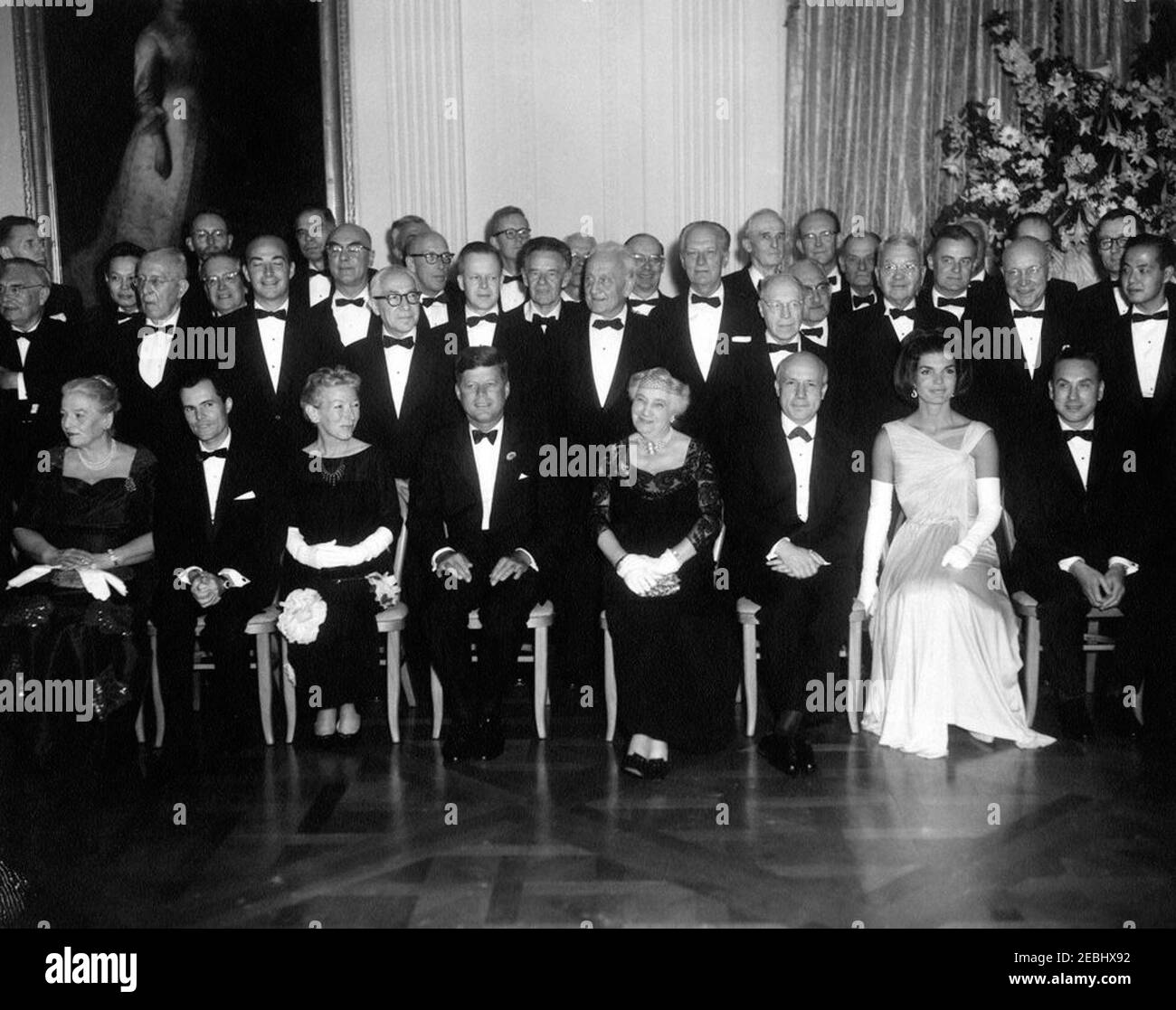 Dîner en l'honneur des lauréats du prix Nobel, 8:00. Le président John F. Kennedy et la première dame Jacqueline Kennedy posent avec les lauréats du prix Nobel de l'hémisphère occidental lors d'un dîner en leur honneur. Assis (de gauche à droite) : auteur, Pearl S. Buck; physicien de l'Institut de technologie de Californie, Dr. Rudolf L. Mu00f6ssbauer; écrivain, Mary Welsh Hemingway (veuve de l'auteur lauréat du prix Nobel, Ernest Hemingway); président Kennedy; Katherine Tupper Marshall (veuve du prix Nobel et ancienne secrétaire d'État, le général George C. Marshall); Biochimiste de l'Université de Californie, Berkeley, Dr Melv Banque D'Images