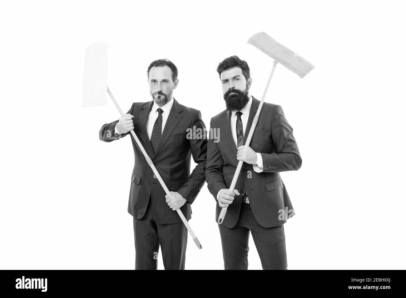 Couvrez nos pistes avant que quelqu'un ne s'en prenne à la fraude financière. Réputation claire. Hommes à barbe costumes habillés tenir les mops. Grande journée de nettoyage. Nettoyage. Tâches ménagères. Concept de service de nettoyage. Banque D'Images