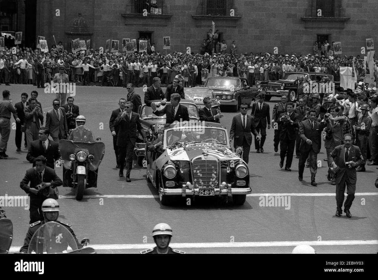 Voyage au Mexique : convoi avec le Président Kennedy, la première Dame Jacqueline Kennedy (JBK), le Président du Mexique Adolfo Lu00f3pez Mateos et la femme Eva Mateos, 11:45. Le président John F. Kennedy passe d'un cabriolet pendant le cortège à Los Pinos, la résidence officielle du président du Mexique, après son arrivée au Mexique, avec la première dame Jacqueline Kennedyu0027s. Le président du Mexique, Adolfo Lu00f3pez Mateos (à droite), se tient en voiture avec le président Kennedy. Également en photo : agents du service secret de la Maison Blanche, James J. Rowley, Gerald A. u0022Jerryu0022 Behn, Mike Mastreto, Lubert u201 Banque D'Images Voyage au Mexique : convoi avec le Président Kennedy, la première Dame Jacqueline Kennedy (JBK), le Président du Mexique Adolfo Lu00f3pez Mateos et la femme Eva Mateos, 11:45. Le président John F. Kennedy passe d'un cabriolet pendant le cortège à Los Pinos, la résidence officielle du président du Mexique, après son arrivée au Mexique, avec la première dame Jacqueline Kennedyu0027s. Le président du Mexique, Adolfo Lu00f3pez Mateos (à droite), se tient en voiture avec le président Kennedy. Également en photo : agents du service secret de la Maison Blanche, James J. Rowley, Gerald A. u0022Jerryu0022 Behn, Mike Mastreto, Lubert u201 Banque D'Images
