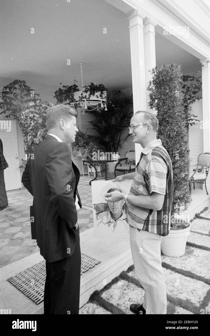 Présentation d'un portrait au président Kennedy à Palm Beach, en Floride. L'artiste William F. Draper (à droite) présente un portrait au président John F. Kennedy à la résidence de C. Michael Paul à Palm Beach, en Floride. Banque D'Images Présentation d'un portrait au président Kennedy à Palm Beach, en Floride. L'artiste William F. Draper (à droite) présente un portrait au président John F. Kennedy à la résidence de C. Michael Paul à Palm Beach, en Floride. Banque D'Images