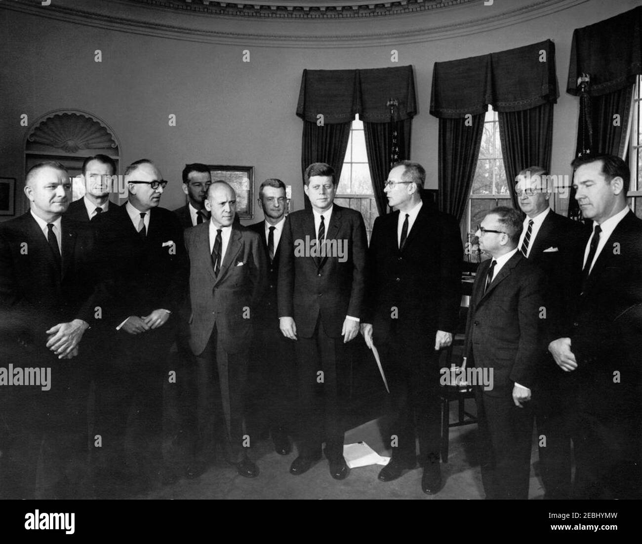 Cérémonie de signature, contrats de travail Trans World Airlines (TWA), 9 h 50. Le président John F. Kennedy visite des représentants de Trans World Airlines (TWA), de la Flight Engineersu0027 International Association (FEIA) et de la Air Line Pilots Association (ALPA) au cours de la cérémonie de signature des contrats de travail TWA. De gauche à droite : H. S. u0022Samu0022 Dietrich, de la FEIA; directeur de l'administration des équipages de conduite à TWA, David S. Espagne; vice-président des relations industrielles à TWA, David J. Crombie; Barney Rawlings, de l'ALPA; président de la Commission présidentielle sur la controverse sur les compagnies aériennes, Dr. Nathan P. F Banque D'Images