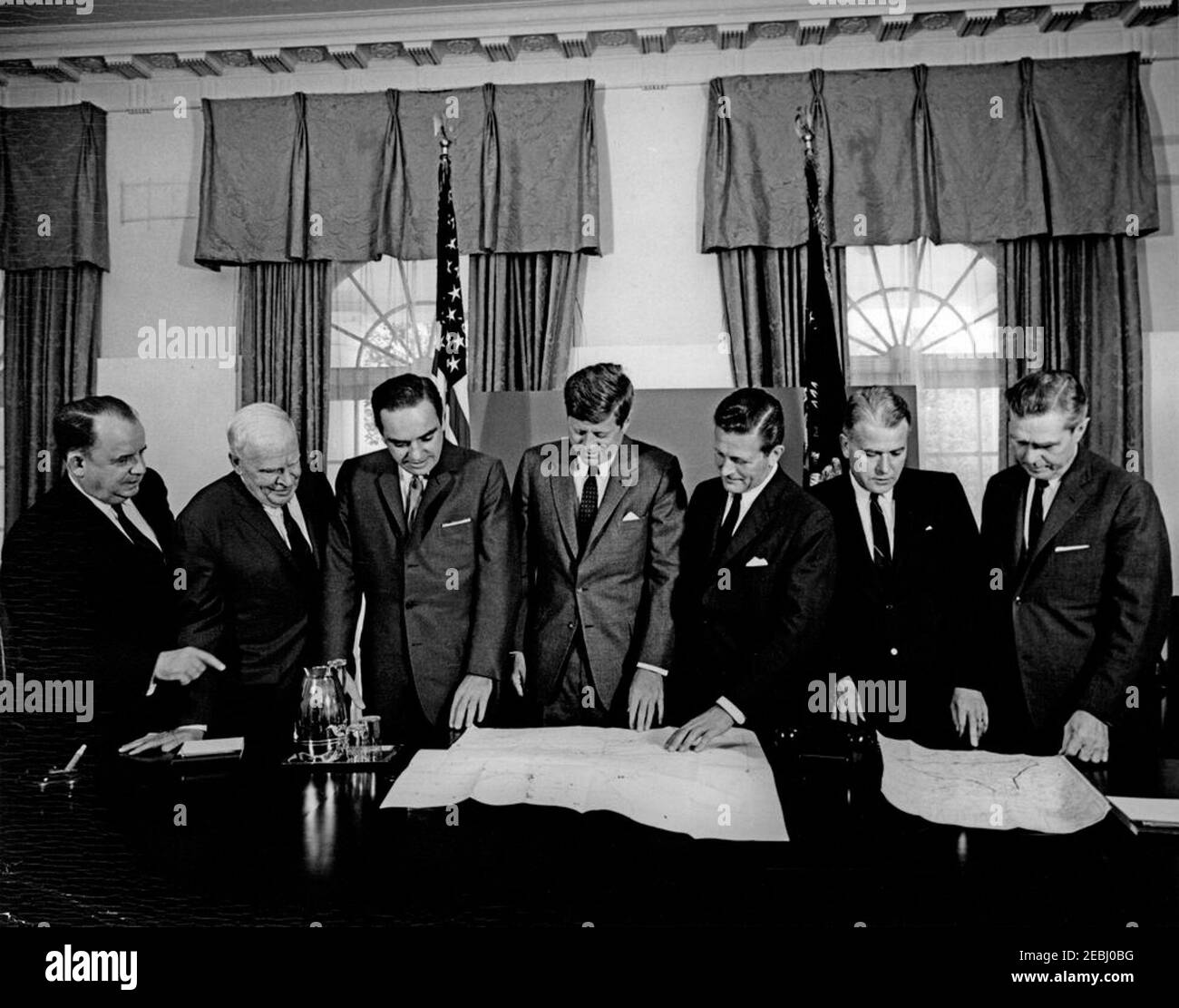 Réunion avec les gouverneurs u0026 Highway Commissioners of Tennessee, Kentucky, Missouri u0026 Illinois, 4 h 12. Le président John F. Kennedy examine une carte lors d'une réunion avec les gouverneurs et les commissaires des autoroutes du Tennessee, du Kentucky, du Missouri et de l'Illinois. De gauche à droite : le gouverneur du Missouri, John M. Dalton; le secrétaire au Commerce, Luther H. Hodges; le gouverneur du Tennessee, Frank G. Clement; le président Kennedy; le gouverneur de l'Illinois, Otto Kerner; le gouverneur du Kentucky, Bert T. Combs; l'administrateur fédéral de la route, Rex M. Whitton. Cabinet, Maison Blanche, Washington, D.C. Banque D'Images