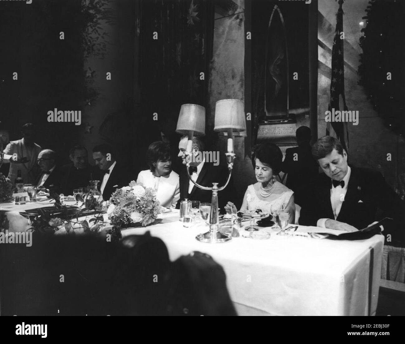 Banquet de remise des prix de la Fondation Kennedy, 8:49PM. Le président John F. Kennedy et la première dame Jacqueline Kennedy assistent au dîner des premiers prix internationaux de la Fondation Joseph P. Kennedy, Jr. Pour leurs réalisations en recherche, en service et en leadership dans le domaine du retard mental. Assis à la tête de table (R-L): Président Kennedy; Rose Fitzgerald Kennedy; vice-président Lyndon B. Johnson; Mme Kennedy; directrice du corps de la paix et directrice exécutive de la Fondation, Sargent Shriver; directrice du Département de l'éducation spéciale à l'Archidiocèse de Saint-Louis et membre du Comité du Presidentu2019s Banque D'Images