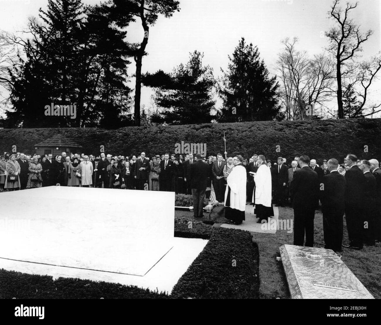 Services funéraires pour Mme Eleanor Roosevelt, Hyde Park, New York. Services funéraires pour Eleanor Roosevelt dans le jardin de roses sur le domaine Roosevelt à Hyde Park, New York. Les photos incluent : le président John F. Kennedy; la première dame Jacqueline Kennedy; Laura Franklin u201cPollyu201d Delano; le représentant James Roosevelt (Californie); Gladys Irene Roosevelt; Elliott Roosevelt; Patricia Peabody Roosevelt; John Aspinwall Roosevelt; Anna Halsted; James A. Halsted; Franklin D. Roosevelt, Roosevelt; Suzanne Perrin Roosevelt; l'ancien président, Harry S. Truman Jr. Ancien président, le général Dwight Banque D'Images Services funéraires pour Mme Eleanor Roosevelt, Hyde Park, New York. Services funéraires pour Eleanor Roosevelt dans le jardin de roses sur le domaine Roosevelt à Hyde Park, New York. Les photos incluent : le président John F. Kennedy; la première dame Jacqueline Kennedy; Laura Franklin u201cPollyu201d Delano; le représentant James Roosevelt (Californie); Gladys Irene Roosevelt; Elliott Roosevelt; Patricia Peabody Roosevelt; John Aspinwall Roosevelt; Anna Halsted; James A. Halsted; Franklin D. Roosevelt, Roosevelt; Suzanne Perrin Roosevelt; l'ancien président, Harry S. Truman Jr. Ancien président, le général Dwight Banque D'Images