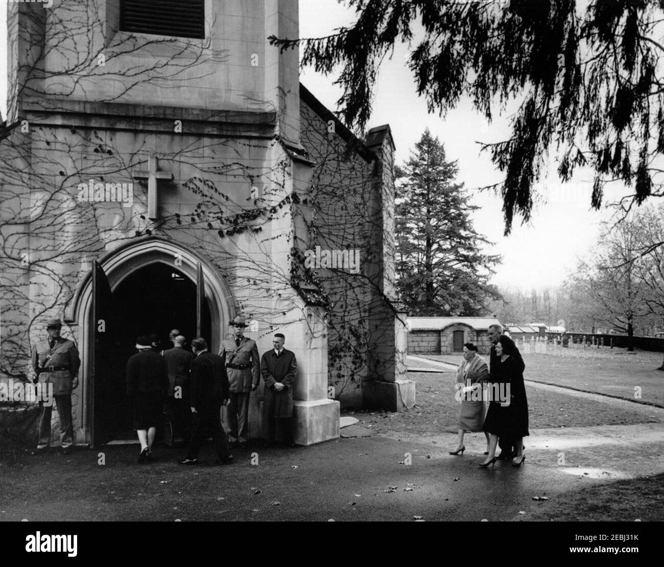 Services funéraires pour Mme Eleanor Roosevelt, Hyde Park, New York. Le vice-président Lyndon B. Johnson et Lady Bird Johnson (toutes deux à droite) arrivent à l'église épiscopale St. Jamesu2019 pour les funérailles d'Eleanor Roosevelt. Hyde Park, New York. Banque D'Images