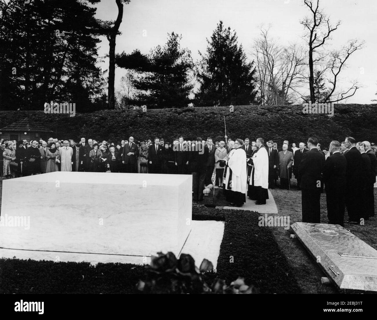 Services funéraires pour Mme Eleanor Roosevelt, Hyde Park, New York. Services funéraires pour Eleanor Roosevelt dans le jardin de roses sur le domaine Roosevelt à Hyde Park, New York. Les photos incluent : le président John F. Kennedy; la première dame Jacqueline Kennedy; Laura Franklin u201cPollyu201d Delano; le représentant James Roosevelt (Californie); Gladys Irene Roosevelt; Elliott Roosevelt; Patricia Peabody Roosevelt; John Aspinwall Roosevelt; Anna Halsted; James A. Halsted; Franklin D. Roosevelt, Roosevelt; l'ancien président, Harry S. Truman; Jr. Ancien président, le général Dwight D. Eisenhower; vice Presi Banque D'Images Services funéraires pour Mme Eleanor Roosevelt, Hyde Park, New York. Services funéraires pour Eleanor Roosevelt dans le jardin de roses sur le domaine Roosevelt à Hyde Park, New York. Les photos incluent : le président John F. Kennedy; la première dame Jacqueline Kennedy; Laura Franklin u201cPollyu201d Delano; le représentant James Roosevelt (Californie); Gladys Irene Roosevelt; Elliott Roosevelt; Patricia Peabody Roosevelt; John Aspinwall Roosevelt; Anna Halsted; James A. Halsted; Franklin D. Roosevelt, Roosevelt; l'ancien président, Harry S. Truman; Jr. Ancien président, le général Dwight D. Eisenhower; vice Presi Banque D'Images