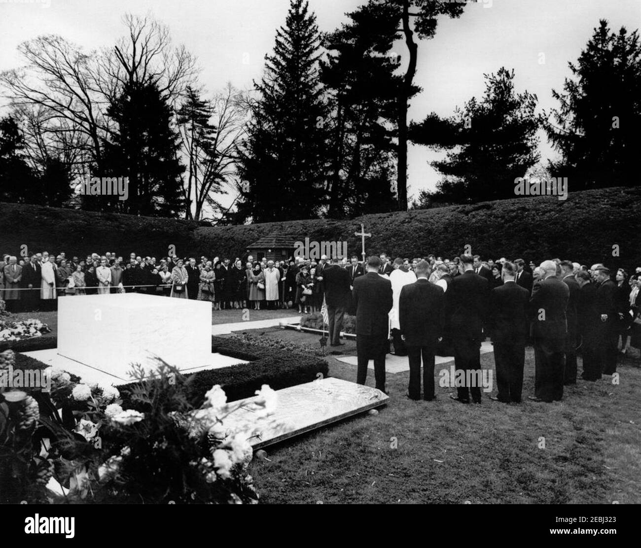 Services funéraires pour Mme Eleanor Roosevelt, Hyde Park, New York. Services funéraires pour Eleanor Roosevelt dans le jardin de roses sur le domaine Roosevelt à Hyde Park, New York. Les photos incluent : le président John F. Kennedy (visage masqué); la première dame Jacqueline Kennedy; Laura Franklin u201cPollyu201d Delano; le représentant James Roosevelt (Californie); Elliott Roosevelt; Patricia Peabody Roosevelt; John Aspinwall Roosevelt; Anna Roosevelt Halsted; James A. Halsted; Franklin D. Roosevelt, Jr.; l'ancien président, Harry S. Truman; Ancien président, le général Dwight D. Eisenhower (visage masqué); VI Banque D'Images Services funéraires pour Mme Eleanor Roosevelt, Hyde Park, New York. Services funéraires pour Eleanor Roosevelt dans le jardin de roses sur le domaine Roosevelt à Hyde Park, New York. Les photos incluent : le président John F. Kennedy (visage masqué); la première dame Jacqueline Kennedy; Laura Franklin u201cPollyu201d Delano; le représentant James Roosevelt (Californie); Elliott Roosevelt; Patricia Peabody Roosevelt; John Aspinwall Roosevelt; Anna Roosevelt Halsted; James A. Halsted; Franklin D. Roosevelt, Jr.; l'ancien président, Harry S. Truman; Ancien président, le général Dwight D. Eisenhower (visage masqué); VI Banque D'Images