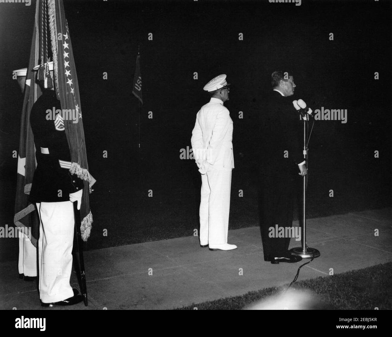 Le Président Kennedy voit la Marine Corpsu0027 Evening Parade, à la Marine Barracks Washington, D.C. (8th u0026 I Streets, se), 9:00. Le Président John F. Kennedy prononce des remarques à la caserne de Marine (u201c8th u0026 Iu201d) à Washington, D.C.; le Président Kennedy a assisté à une parade de soirée à la caserne. Commandant du corps des Marines des États-Unis, le général David M. Shoup, est au centre; les membres de la Garde de couleur du corps des Marines sont à gauche. Banque D'Images