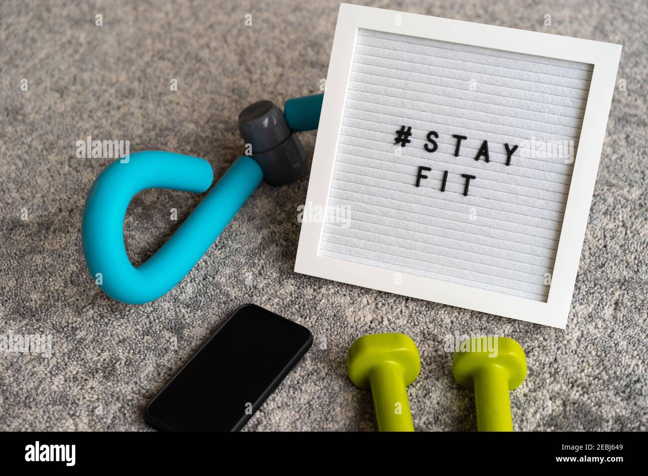 Message viral sur les réseaux sociaux « TAY FIT ». Exercice physique à la maison pendant le coronavirus COVID-19. Banque D'Images