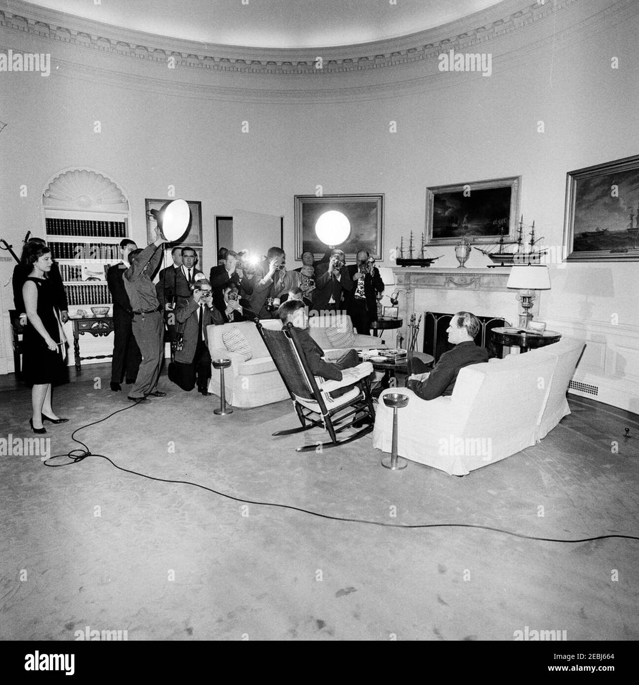 Rencontre avec le Dr Karl Carstens du ministère allemand des Affaires étrangères, 11 h 00. Le Président John F. Kennedy (président à bascule) rencontre le Secrétaire d'État du Ministère allemand des affaires étrangères, M. Karl Carstens. Également en photo : le photographe de la Maison Blanche, le chef Robert Knudsen, le photographe du National Park Service (NPS), Abbie Rowe, et l'électricien du réseau de médias de la Maison Blanche, Cleve Ryan. Oval Office, Maison Blanche, Washington D.C. Banque D'Images