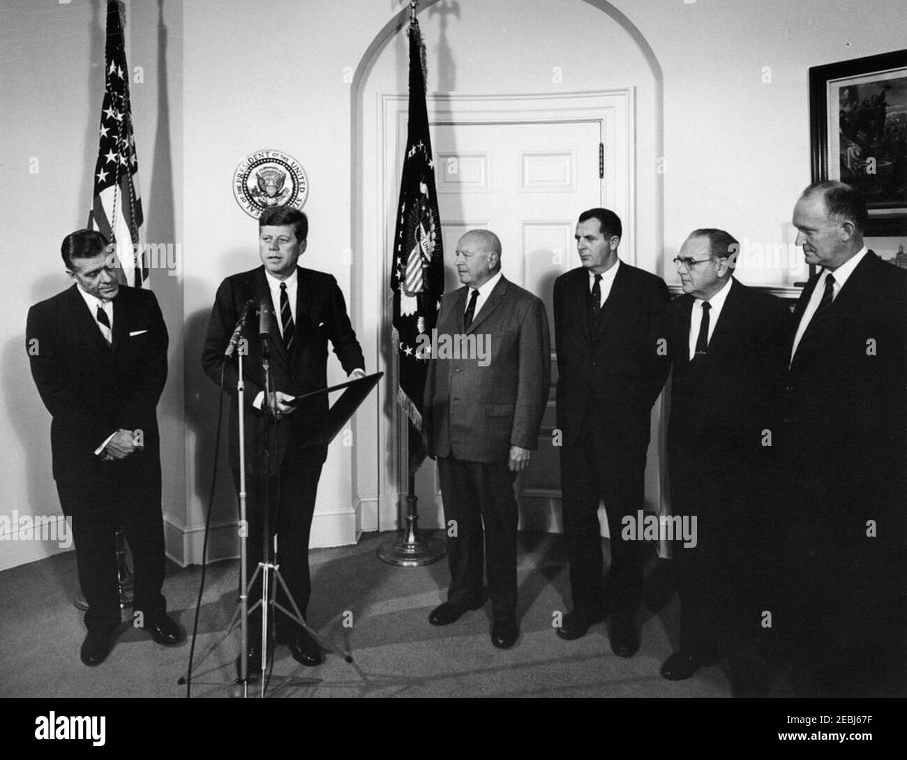 Le président Kennedy assiste à une présentation d'une citation remarquable à Harry J. Anslinger, ancien commissaire aux stupéfiants, à 9 h 37. Le président John F. Kennedy présente une citation remarquable à l'ancien commissaire aux stupéfiants, Harry J. Anslinger. De gauche à droite : le représentant Frank M. Karsten (Missouri); le président Kennedy; M. Anslinger; le secrétaire adjoint au Trésor, James A. Reed; le représentant J. Vaughan Gary (Virginie); le secrétaire au Trésor, C. Douglas Dillon. Fish Room, Maison Blanche, Washington, D.C. Banque D'Images