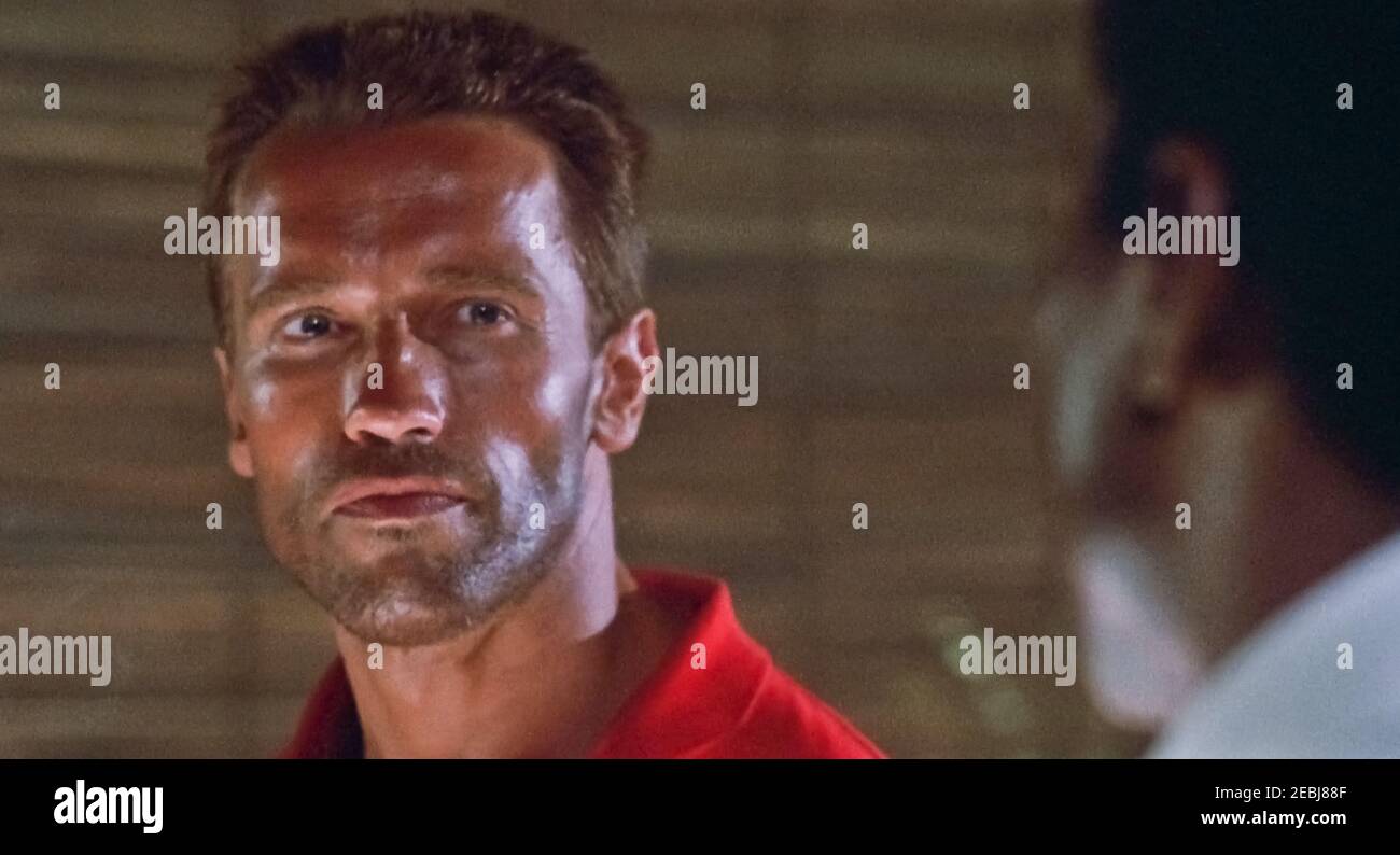 USA.Arnold Schwarzenegger et Carl Weathers dans une scène du (C)XXème siècle Fox film : Predator (1987). Parcelle terrain: Une équipe de commandos sur une mission dans une jungle d'Amérique centrale se trouvent chassés par un guerrier extraterrestre. REF: LMK110-J6918-11221 fourni par LMKMEDIA. Éditorial uniquement. Landmark Media n'est pas le propriétaire des droits d'auteur de ces images de films ou de télévision, mais fournit un service uniquement pour les médias reconnus. pictures@lmkmedia.com Banque D'Images