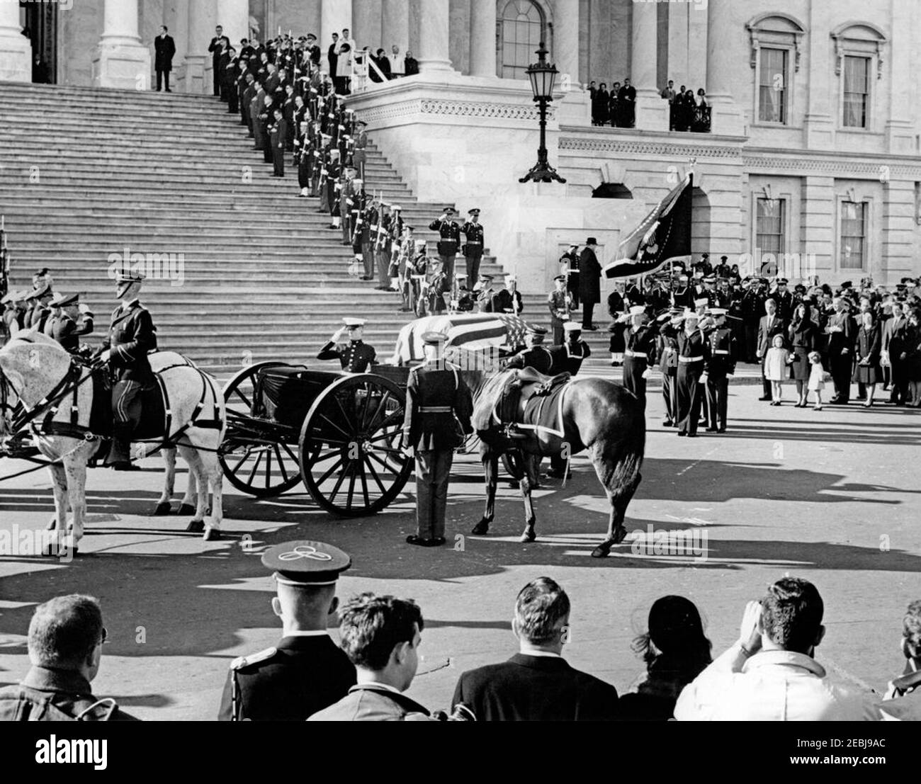 Funérailles d'État du président Kennedy départ de la Maison Blanche