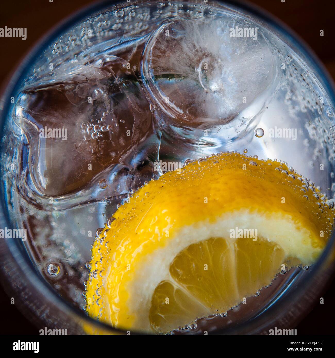 Boisson rafraîchissante froide dans un verre à l'eau gazeuse, à la glace et au citron. Banque D'Images