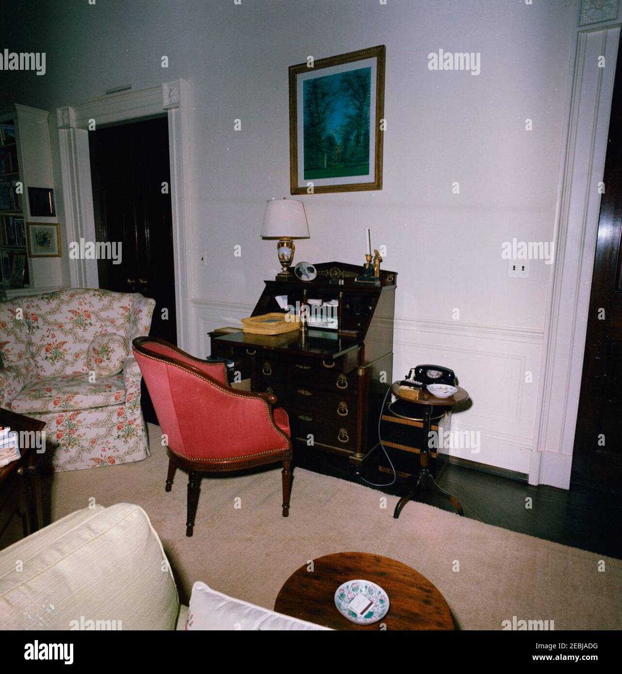Chambres de Maison blanche : salle de la Chine et salle Vermeil (photos de progrès), salle de réception diplomatique, escalier du Centre Hall, bibliothèque, cuisine, salle à fleurs, théâtre, piscine, salle à poissons, salle à manger familiale, salle du Centre, salle de séjour Ouest, salle ovale jaune, salle à manger Presidentu2019s, salon du Premier Ladyu2019s, ascenseur Presidentu2019s, chambre vestibule, chambre Lincoln Bed/salon, Queensu0027 Bed/salon, Chambre Traité (Monroe) (avant la restauration, copie), salon Pineapple, salle de classe (solarium). Vue sur le bureau de style Empire de First Lady Jacqueline Kennedyu0027s dans le W. Banque D'Images