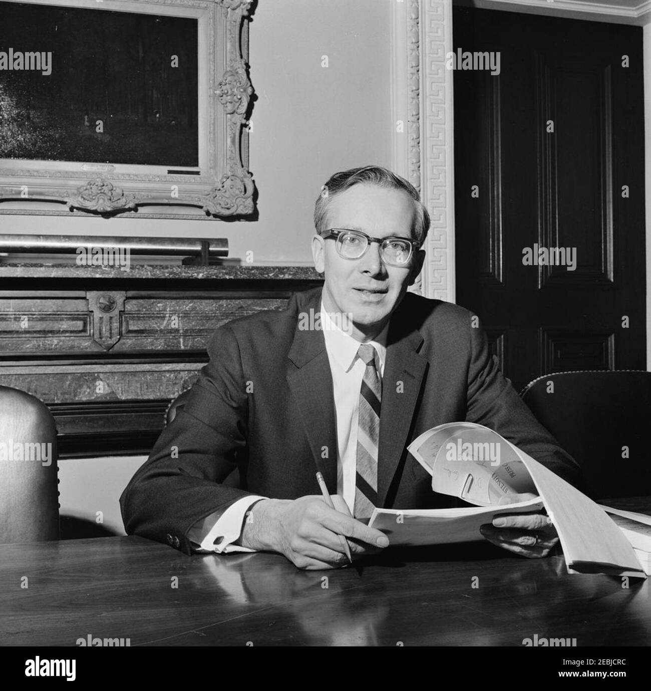 Walter W. Heller, Président, Conseil des conseillers économiques (CEA). Portrait du personnel photo du Président du Conseil des conseillers économiques (CEA), Walter W. Heller. Washington, D.C. Banque D'Images