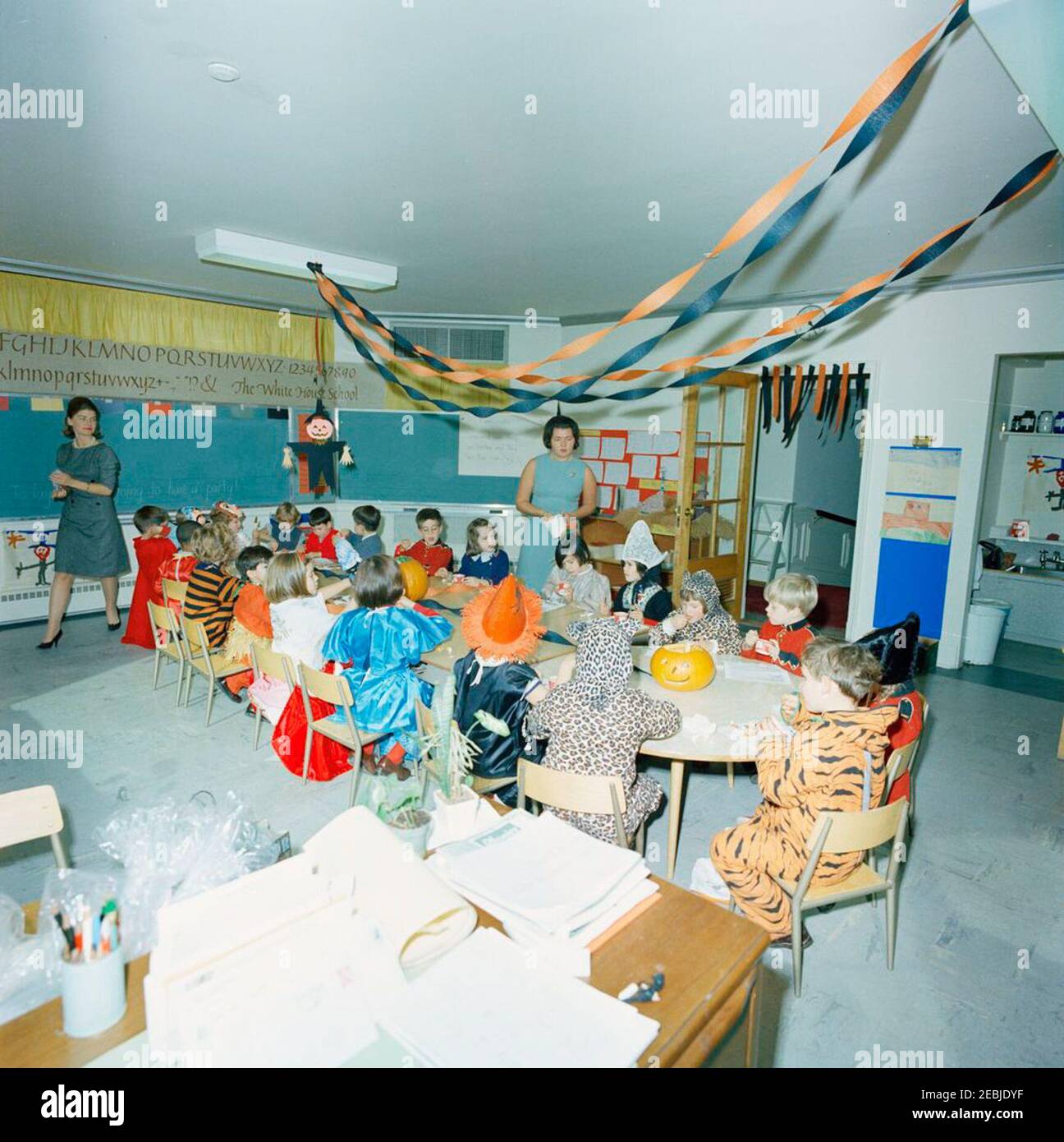 Fête d'Halloween à l'école de la Maison Blanche. Caroline Kennedy et d'autres enfants de l'école de la Maison Blanche assistent à une fête d'Halloween. Également en photo : étudiante, Avery Hatcher, professeurs de la Maison Blanche, Elizabeth Boyd et Alice Grimes. Salle de classe (solarium), Maison Blanche, Washington, D.C. Banque D'Images