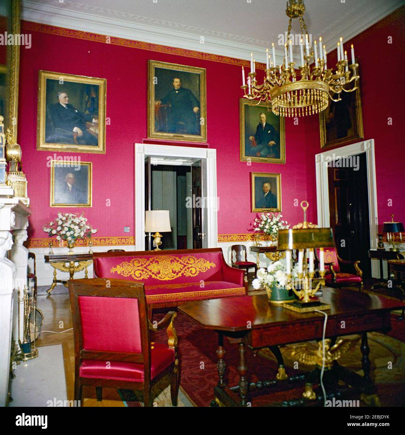 Chambres Maison Blanche, décorations de Noël: Chambre est, Chambre Rouge, Chambre verte, Chambre Bleue, salle à manger d'Etat, Cross Hall. Vue sur la chambre Rouge. Des portraits d'anciens présidents Franklin D. Roosevelt, Grover Cleveland, Woodrow Wilson, James Madison, John Adams et Theodore Roosevelt (partiellement cachés) sont accrochés aux murs. White House, Washington, D.C. Banque D'Images