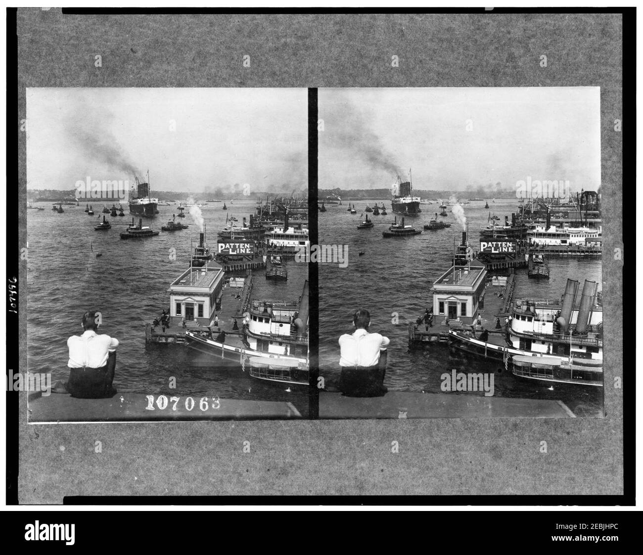 Au nord du toit de la jetée -52 montrant le S.S. Lusitania étant ''voilé'' dans le quai, New York City Banque D'Images
