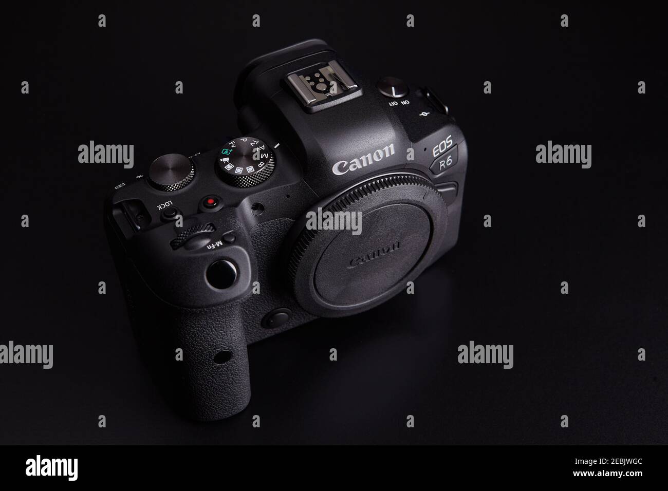Saint-Pétersbourg, Russie - 9 janvier 2021 : le Canon EOS R6 est un  appareil photo plein format sans miroir destiné aux photographes et  vidéastes Photo Stock - Alamy