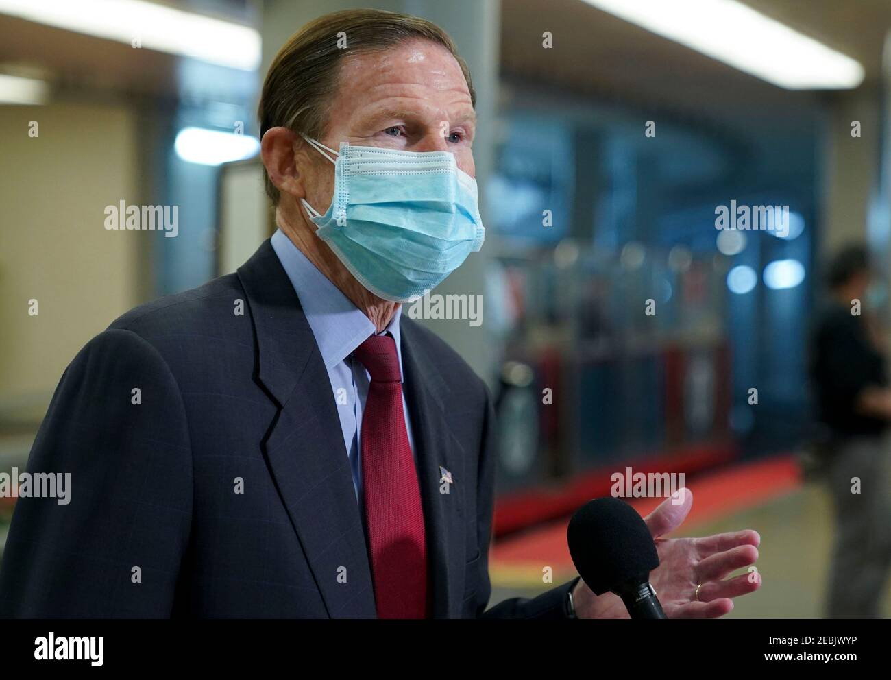 La défense aujourd'hui. 12 février 2021. Le sénateur Richard Blumenthal D-Conn. Est vu dans le métro Capitol au Capitole des États-Unis à Washington, DC le vendredi 12 février 2021. L'équipe juridique de l'ancien président Donald Trump commence aujourd'hui leur présentation de la défense. Crédit: Leigh Vogel/Pool via CNP | utilisation dans le monde crédit: dpa/Alay Live News Banque D'Images