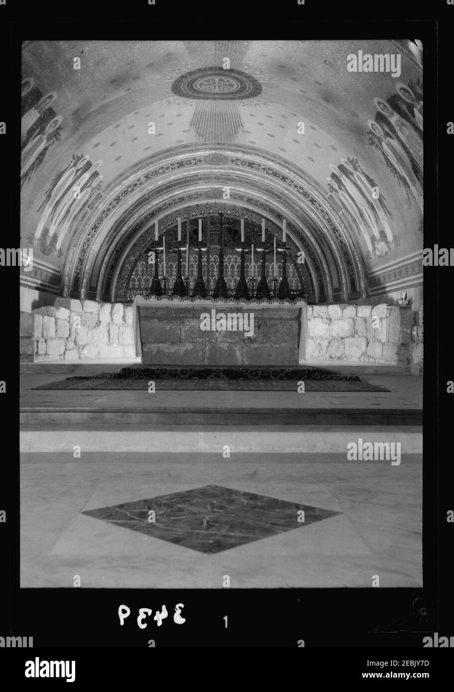 Vues du nord. Mt. Thabor. L'Eglise de la Transfiguration. La crypte montrant Crusader autel Banque D'Images