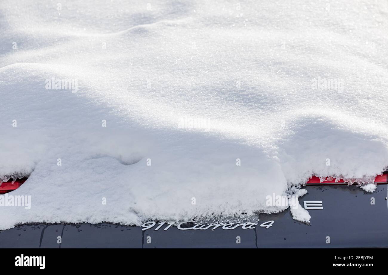 Gros plan de l'arrière d'une neige recouverte Porsche Banque D'Images