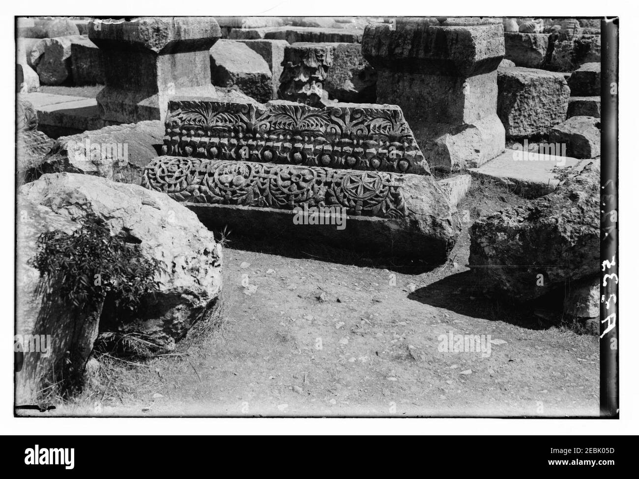 Vues du nord. Vestiges remarquables de la synagogue de Capharnaüm. Diverses conceptions sur la frise et corniche Banque D'Images