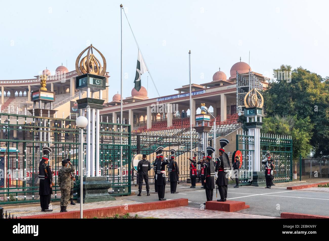 En raison de la pandémie COVID-19, l'abaissement de la cérémonie des drapeaux à la frontière de Wagah, au Punjab, au Pakistan a été minime en Inde sans spectateurs Banque D'Images