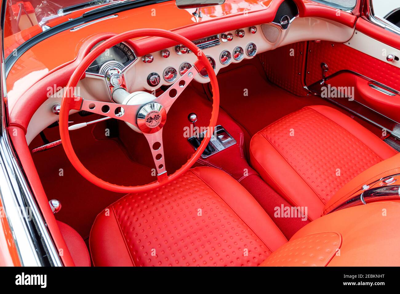 L'intérieur orange de la Corvette 1957 de Chevrolet est exposé à « Cars on Fifth », Naples, Floride, États-Unis Banque D'Images