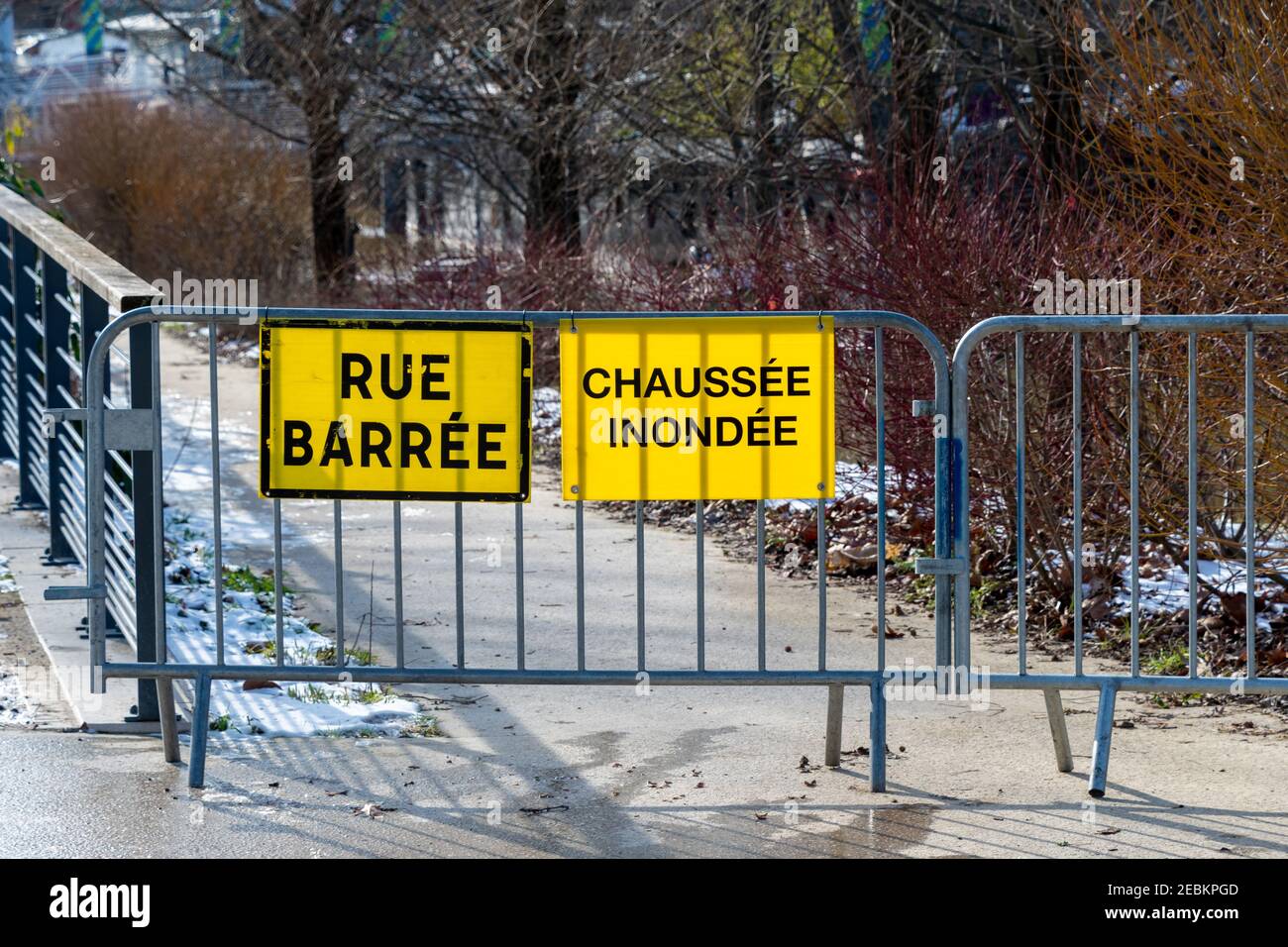 Météo - Avertissements d'inondation en France. Deux panneaux d'avertissement jaunes fixés sur une clôture en métal et écrits en français : « rue fermée » et « chaussée inondée » Banque D'Images