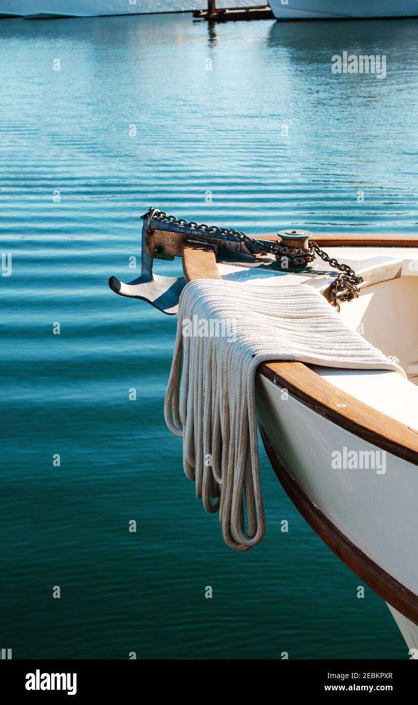 Nez de bateau avec corde sur fond bleu avec espace de copie. Nez de bateau nautique. Banque D'Images