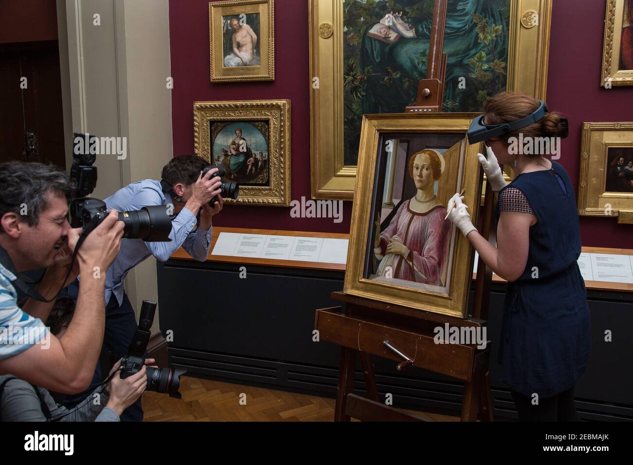 Les photographes de presse prennent des photos du Portrait de a de Sandro Botticelli Dame connue sous le nom de Smeralda Bandinelli (v.1470-5), d'après un scientifique majeur inpes Banque D'Images