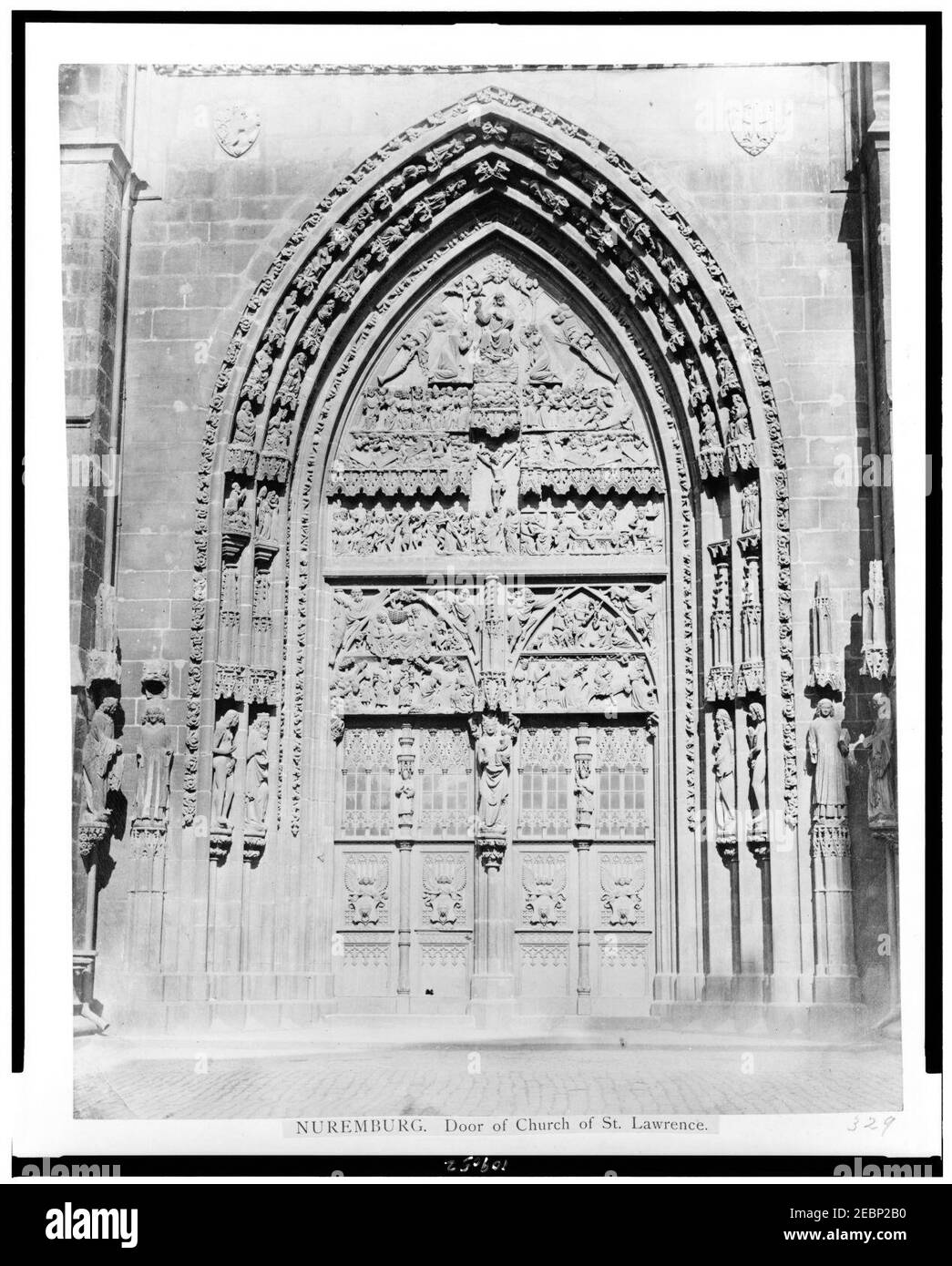 Nuremberg. Porte de l'église de Saint Laurent Banque D'Images