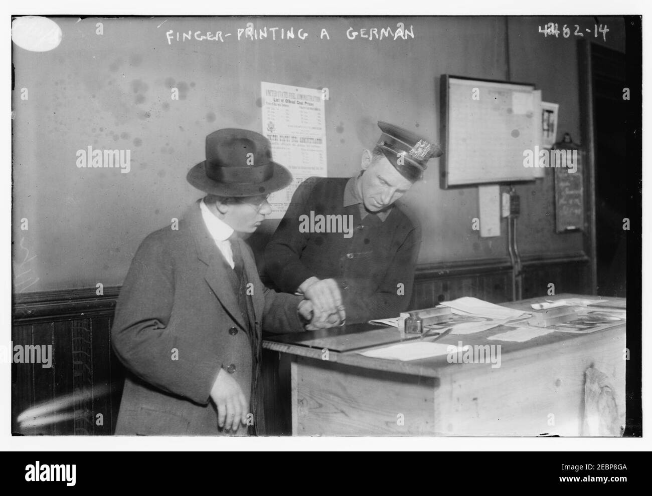 NYC police) Fingerprinting a German (1917) - bain News Service Banque D'Images