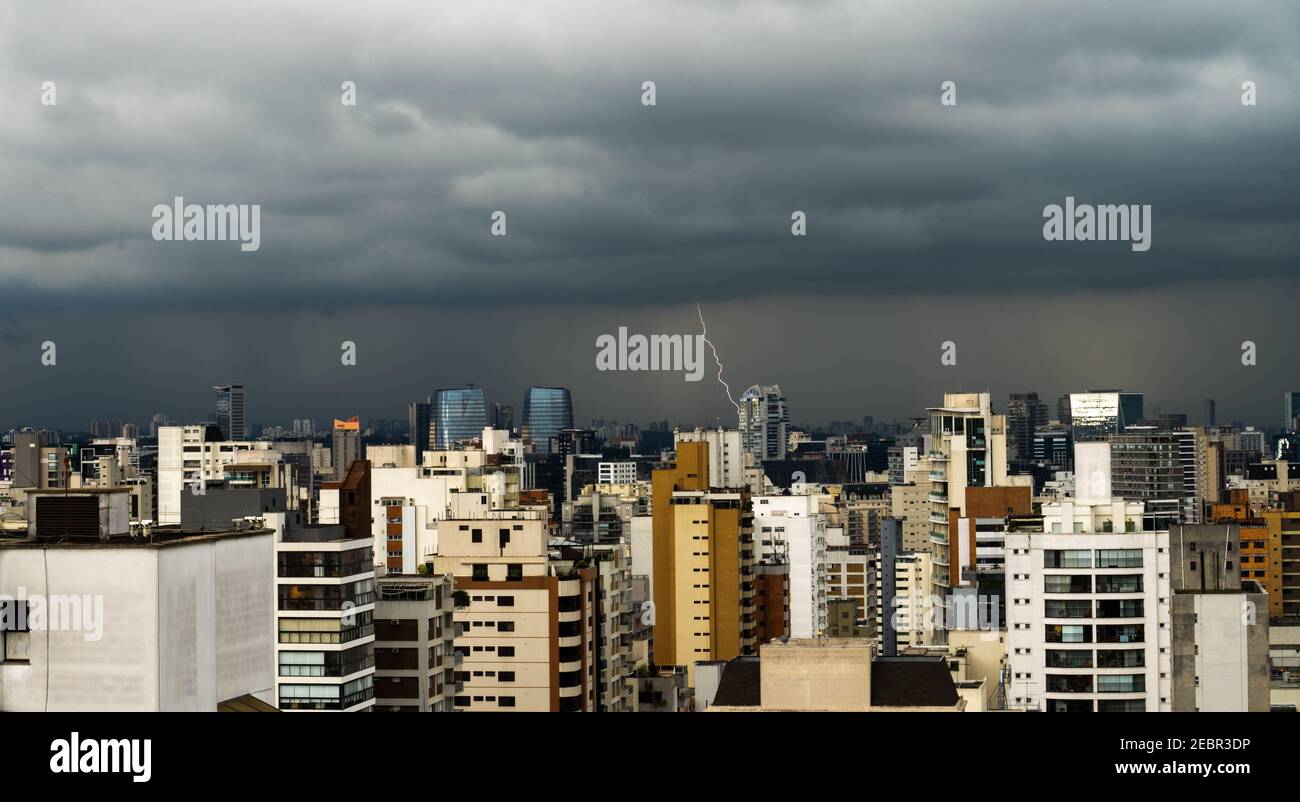 Ville Skyline d'une tempête de foudre l'après-midi avec plusieurs éclairs au-dessus du quartier Vila Olimpia et Chacara Itaim à Sao Paulo, Brésil Banque D'Images