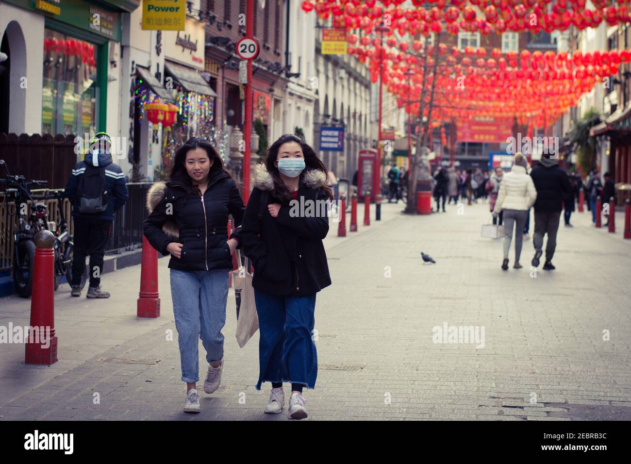 Les gens qui marchent le long de Gerrard Street pendant le nouvel an chinois.les célébrations du nouvel an chinois 2021 commencent avec la nouvelle lune à Londres. (Photo par Pietro Recchia / SOPA Images / Sipa USA) Banque D'Images