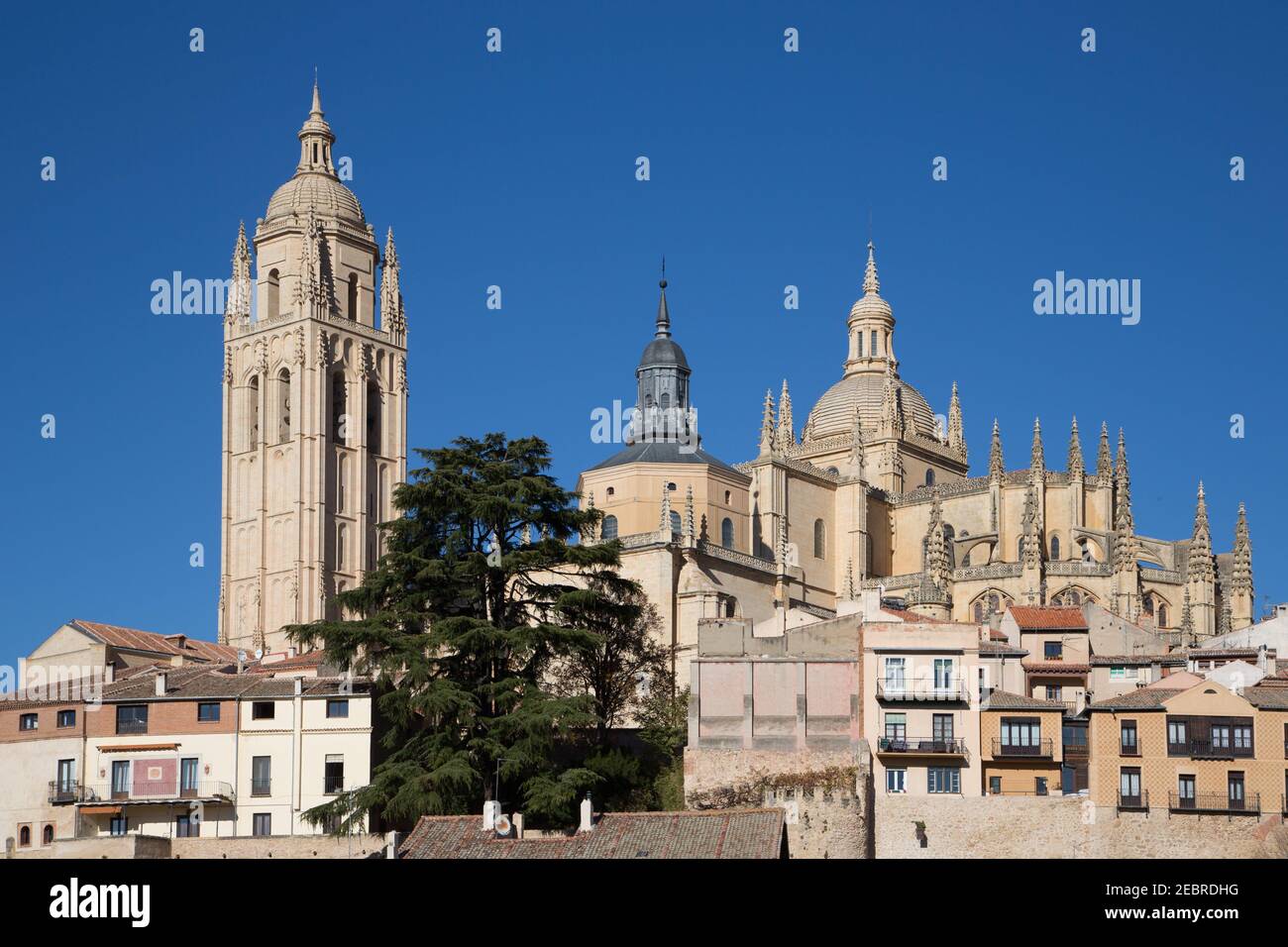 Vue sur la cathédrale de Ségovie. D'un ensemble de vues générales de Ségovie en Espagne. Banque D'Images