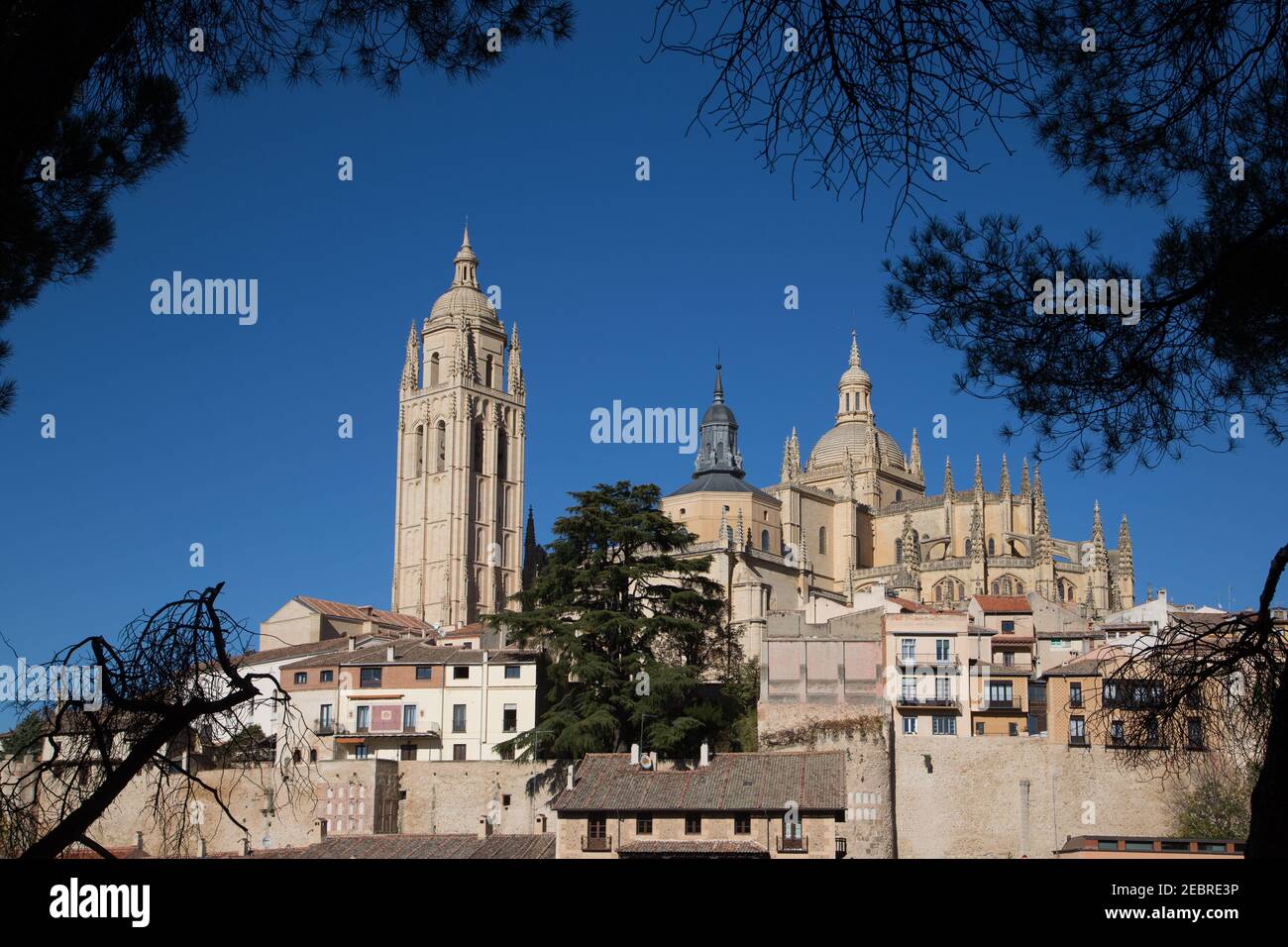 Vue sur la cathédrale de Ségovie. D'un ensemble de vues générales de Ségovie en Espagne. Banque D'Images