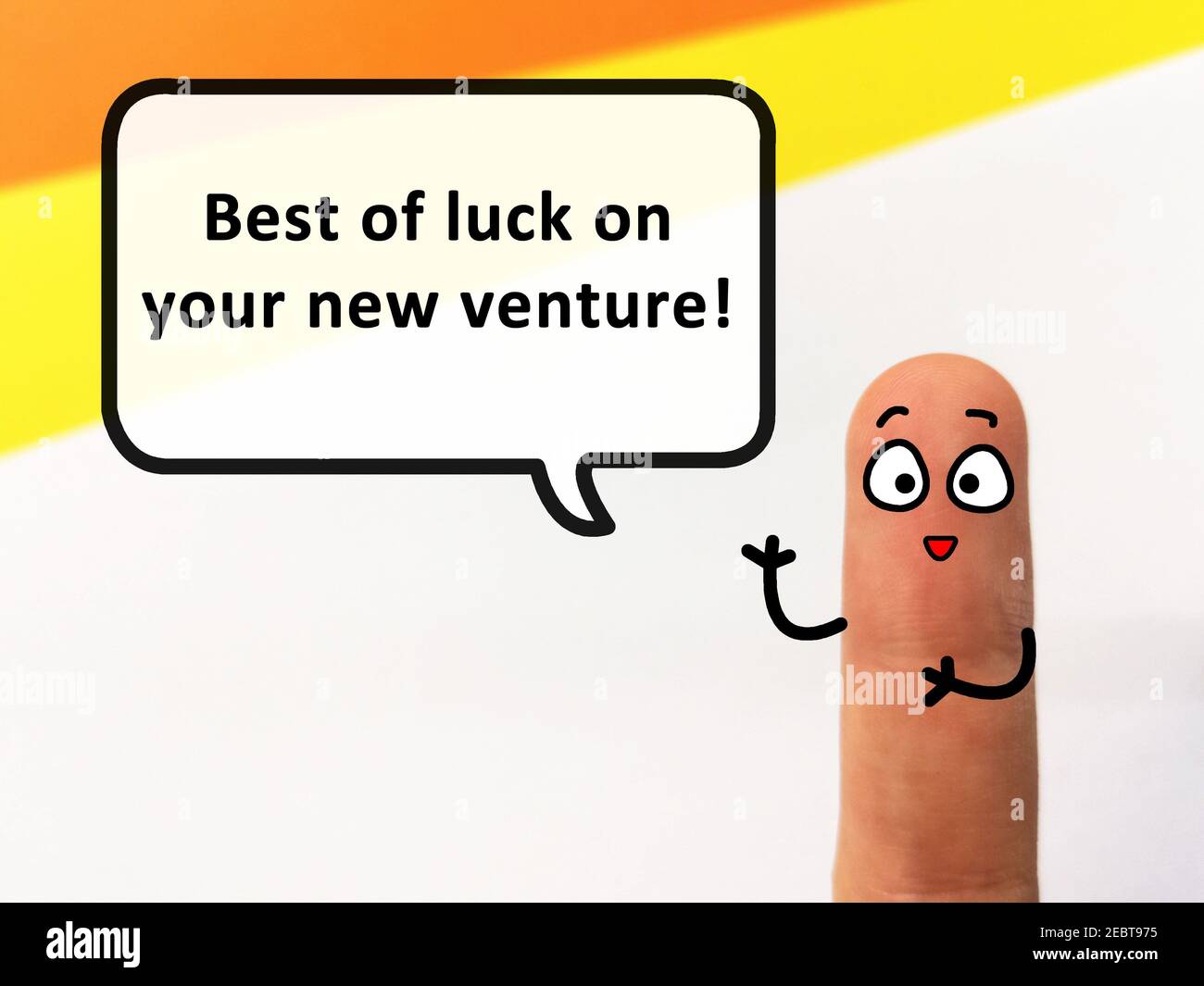 Un doigt est décoré comme une personne. Il vous dit la meilleure chance sur votre nouvelle aventure. Banque D'Images