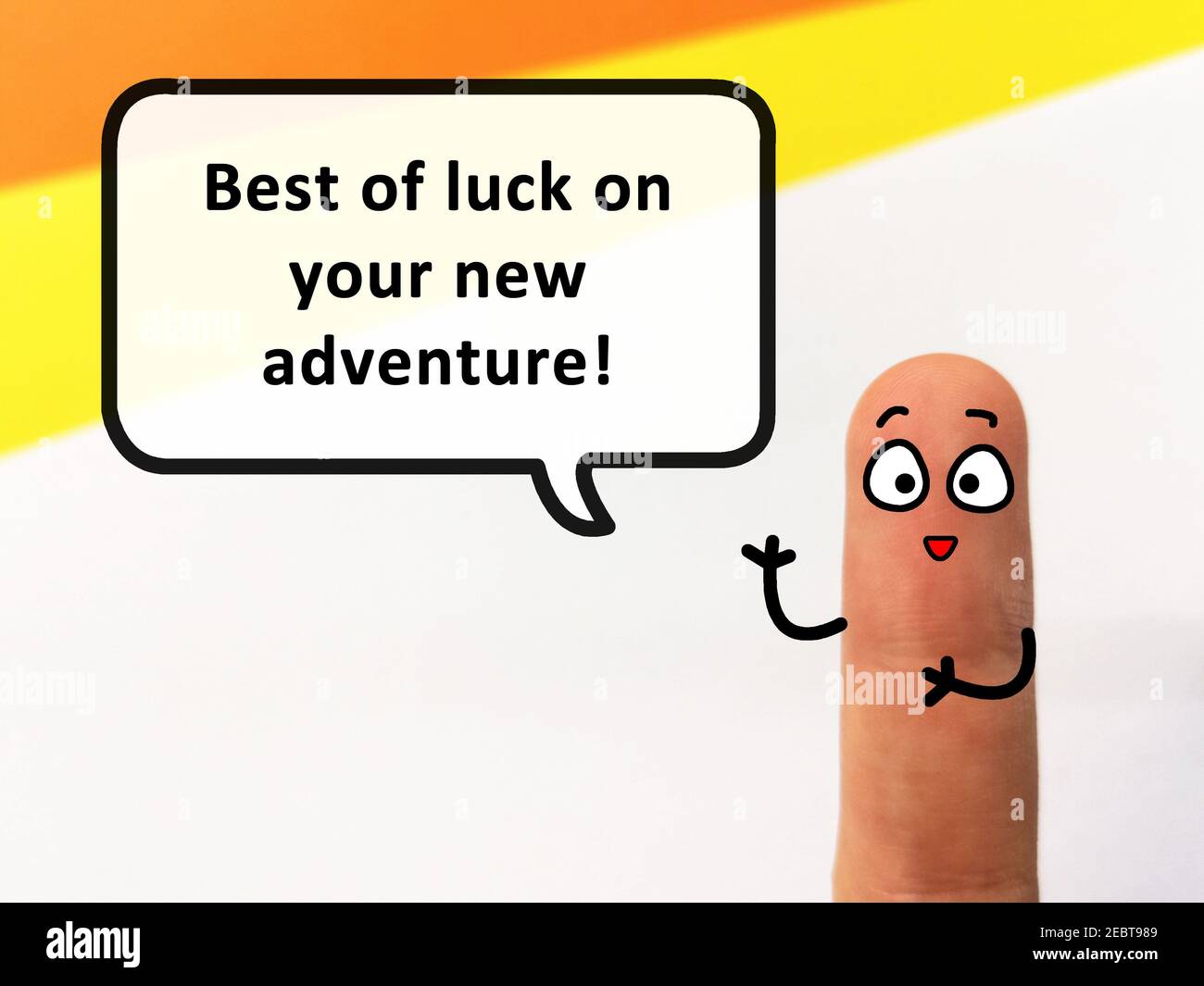 Un doigt est décoré comme une personne. Il vous dit bonne chance sur votre nouvelle aventure. Banque D'Images