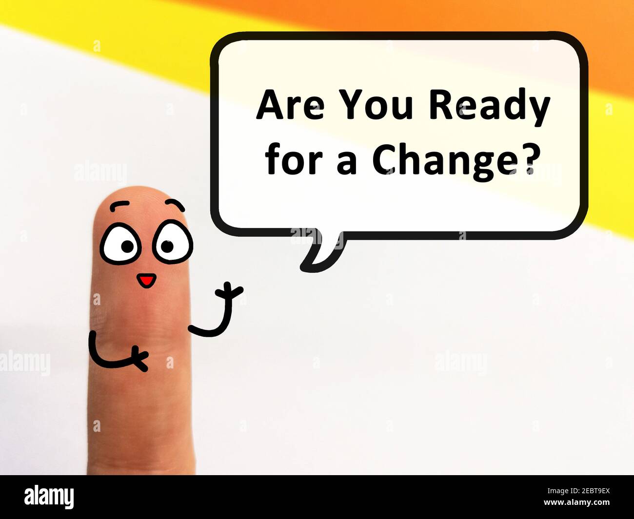 Un doigt est décoré comme une personne. Il vous demande si vous êtes prêt pour un changement. Banque D'Images
